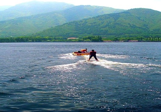water-skiing-in-kashmir-1