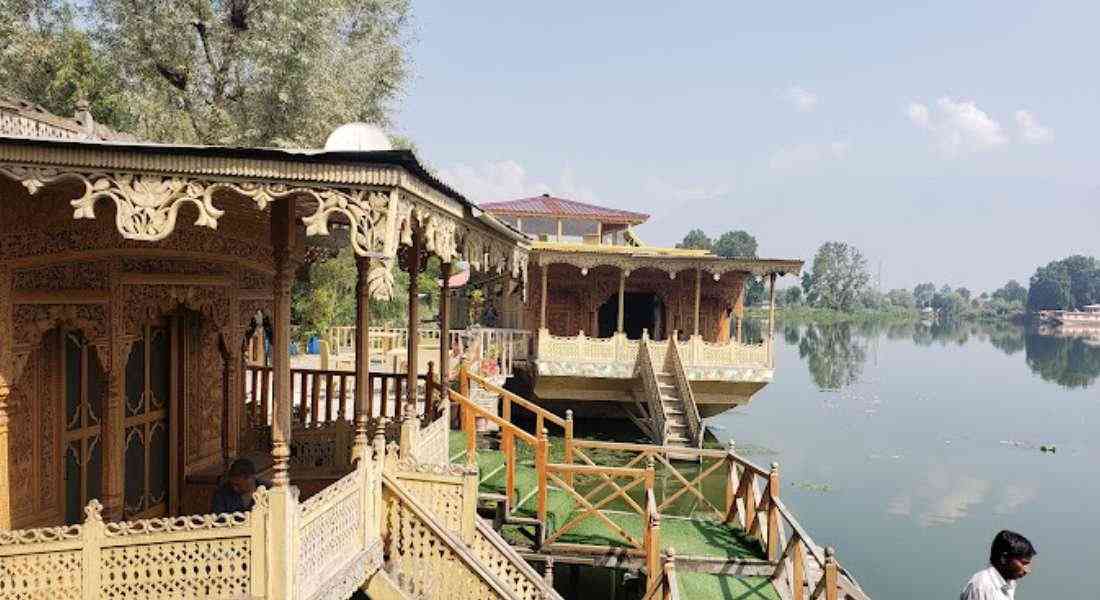 Best Houseboat to Stay in Nagin Lake -Srinagar kashmirhills.com (5)