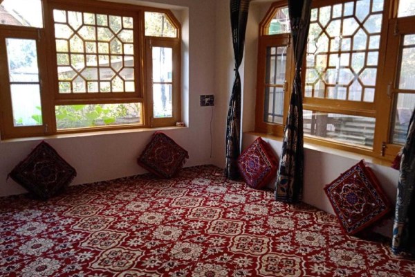 Home Shugufta Villa Homestay kashmirhills.com