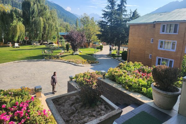 Hotel Pine Spring Pahalgam kashmirhills.com