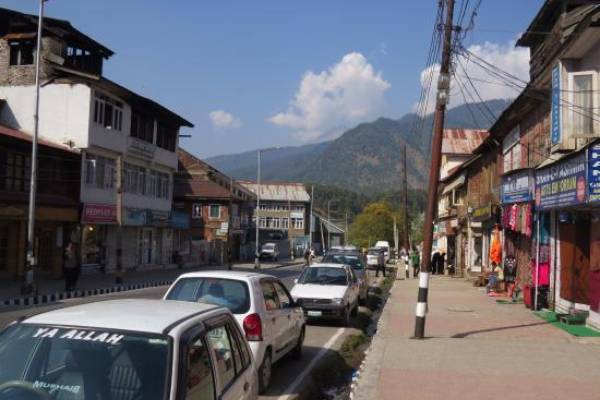 Pahalgam Mini Market kashmirhills.com (1)